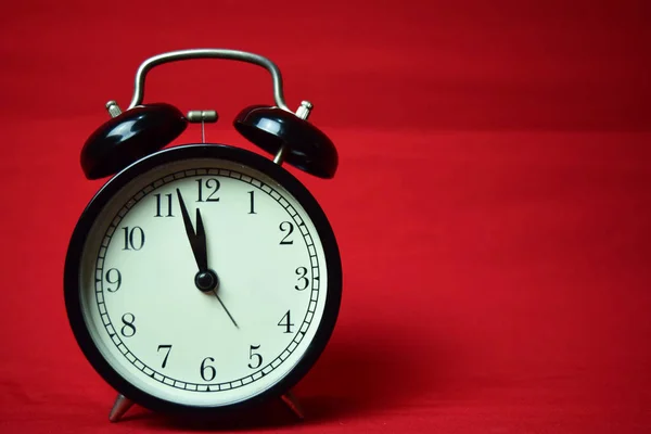 Relógio Marcando Para Horas Fundo Vermelho — Fotografia de Stock