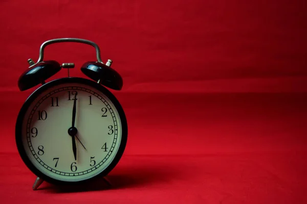 Uhr Tickt Auf Rotem Hintergrund Bis Uhr — Stockfoto