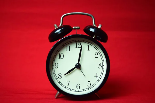 Uhr Tickt Auf Rotem Hintergrund Bis Uhr — Stockfoto