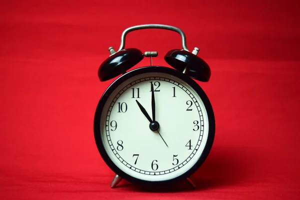 Uhr Tickt Bis Uhr Auf Rotem Hintergrund — Stockfoto