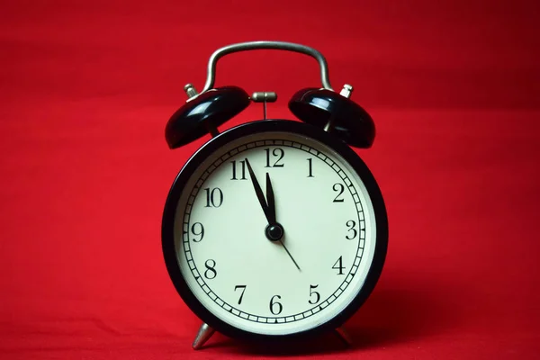 Uhr Tickt Bis Uhr Auf Rotem Hintergrund — Stockfoto