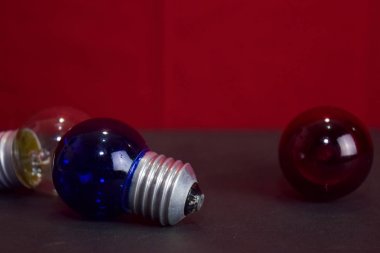 Kırmızı arka plan ve siyah masa lambasını kapatma