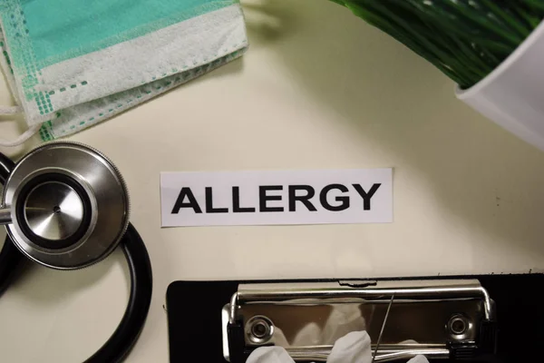 Alergia con inspiración y salud / concepto médico en el fondo del escritorio — Foto de Stock