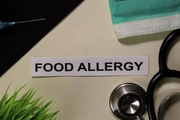 Alergia alimentaria con inspiración y concepto sanitario / médico en el escritorio — Foto de Stock
