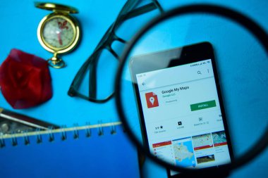 Bekasi, Batı Java, Endonezya. 24 Nisan 2019 : Google My Maps geliştirme uygulaması ile Akıllı Telefon ekranında büyüteç. Haritalar Google Llc tarafından geliştirilen bir ücretsiz web tarayıcısıdır