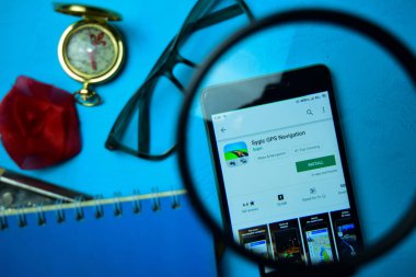 Bekasi, Batı Java, Endonezya. 24 Nisan 2019 : Akıllı Telefon ekranında büyüteçle sygic Gps Navigasyon dev uygulaması. Gps Sygic tarafından geliştirilen bir freeware web tarayıcısıdır