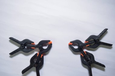 Beyaz arka plan üzerinde izole edilmiş siyah ve turuncu yay bağlama konseptini kapatın.