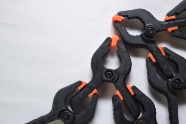 Beyaz arka plan üzerinde izole edilmiş siyah ve turuncu yay bağlama konseptini kapatın.