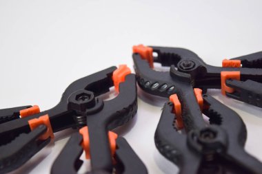 Beyaz arka plan üzerinde izole edilmiş siyah ve turuncu yay bağlama konseptini kapatın.