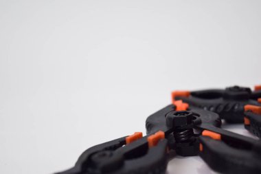 Beyaz arka plan üzerinde izole edilmiş siyah ve turuncu yay bağlama konseptini kapatın.