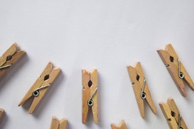 Yakın konsept Beyaz arka plan üzerinde izole ahşap bağlama.