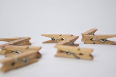 Yakın konsept Beyaz arka plan üzerinde izole ahşap bağlama.