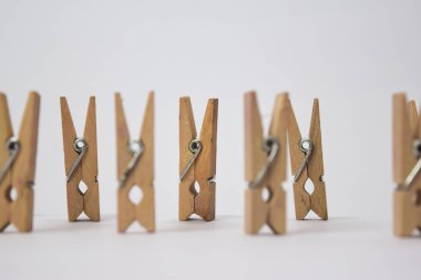 Yakın konsept Beyaz arka plan üzerinde izole ahşap bağlama.