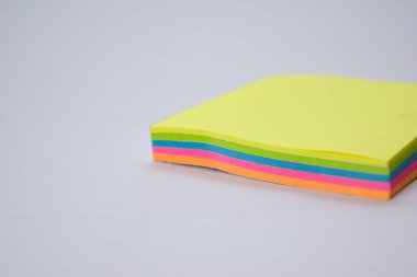 Beyaz arka planda yalıtılmış renkli yapışkan notları kapatın.