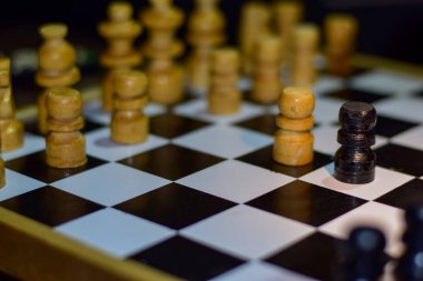 Fikirler ve rekabet ve strateji için satranç oyunu. Satranç tahtasında fotoğraflandı