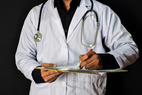 Médico Segurando Prancheta Escrever Receita Para Paciente Fundo Preto Conceito — Fotografia de Stock