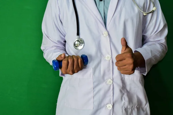 Lékař Stojící Zeleném Pozadí Koncepce Medicíny Zdravotnictví — Stock fotografie