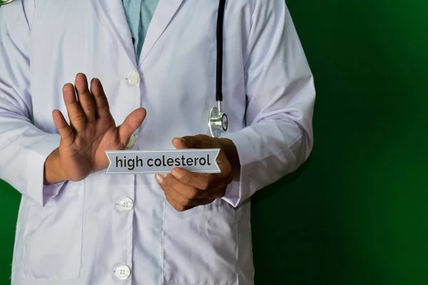 Lékař Stojící Zeleném Pozadí Selektivní Zaostření Ruce Text Papíře Vysokým — Stock fotografie