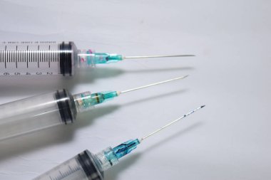 Beyaz arka plan üzerinde izole edilmiş, sayılara şırınga seçici odak yakın