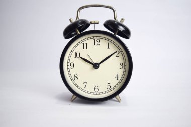 Saat saat 10'a kadar işliyor beyaz arka planda izole edilmiş