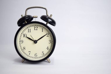 Saat saat 10'a kadar işliyor beyaz arka planda izole edilmiş