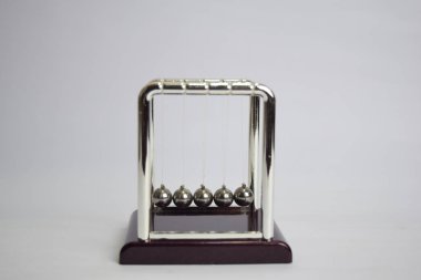 Newton'ın beşik işi. Eğitim, bilim ve fizik kavramı izole beyaz arka plan