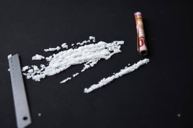 Kokain ve seçici endonezya rupiası karanlık masada kullanıma hazır.