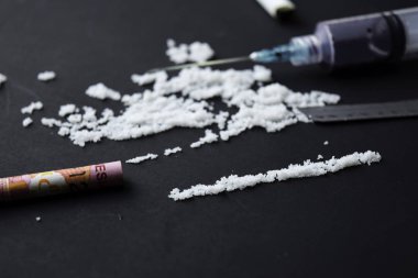 Kokain ve seçici endonezya rupiası karanlık masada kullanıma hazır.