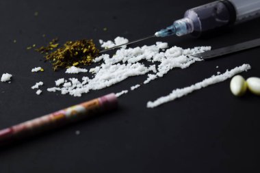 Şırınga ve Endonezya rupiası karanlık masada kullanıma hazır. Kokaine Seçici Odaklanma