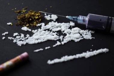 Kokain ve Endonezya rupiası karanlık masada kullanıma hazır. Şırıngaya seçmeli odaklan