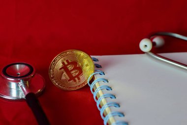 sikke bitcoin, dizüstü bilgisayar, stetoskop ve kırmızı arka plan üzerinde izole bir büyüteç, kripto para çıkarma