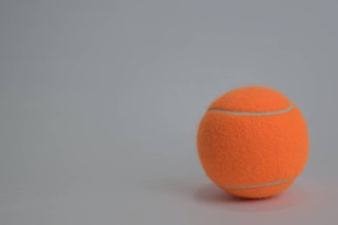 Beyaz arka planda izole edilmiş tenis toplarını kapatın