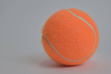 Beyaz arka planda izole edilmiş tenis toplarını kapatın