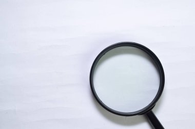 Beyaz arka plan üzerinde izole Büyüteç cam loupe kadar yakın