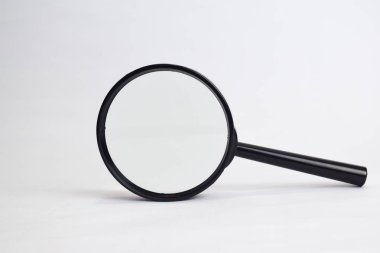 Beyaz arka plan üzerinde izole Büyüteç cam loupe kadar yakın