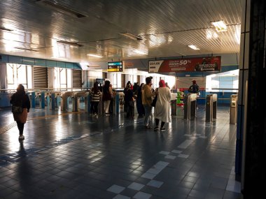 Tanınmayan insanlar. Jakarta şehir tren istasyonunu sıraya dizen bir kalabalık. Jakarta, Endonezya, (02.02.2019)