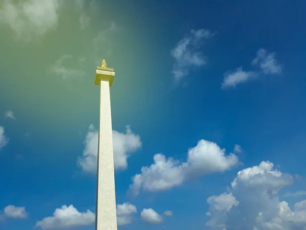 JAKARTA, INDONÉSIE - 29 AVRIL 2019 : Des nuages survolent Monas ou Monument national. Un point de repère historique situé dans le centre de Jakarta — Photo