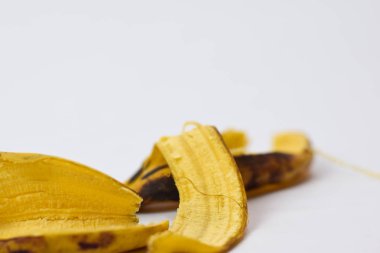 Beyaz arka planda izole sarı muz kabuğu kapatın