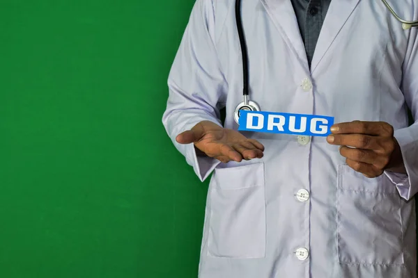 Ein Arzt Steht Hält Den Text Des Arzneimittelpapiers Auf Grünem — Stockfoto