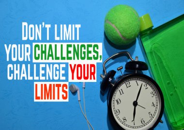 Zorlukları sınırlamayın - sınırlarınızı zorlayın. Fitness motivasyon tırnak. Spor konsepti