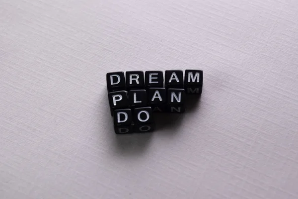 Dream. Plan. Zrób na drewnianych klocków. Koncepcja motywacji i inspiracji — Zdjęcie stockowe