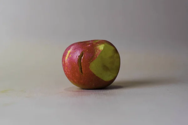 Jabłko z brakującym kęsem na białym tle — Zdjęcie stockowe