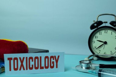 Ofis Malzemeleri ile Çalışma Masası Arka Plan Toksikoloji Planlama. Beyaz Arka Plan Üzerine Tıbbi ve Sağlık Kavramı Planlaması