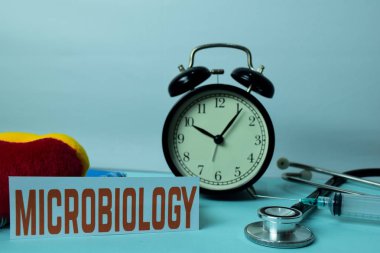 Ofis Malzemeleri ile Çalışma Masası Arka Plan Mikrobiyoloji Planlama. Beyaz Arka Plan Üzerine Tıbbi ve Sağlık Kavramı Planlaması