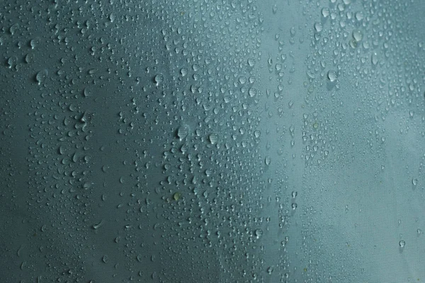水が近くに落ちる 水滴の抽象的な白い背景 — ストック写真