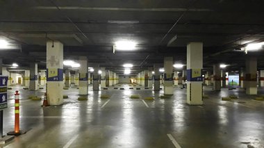 Bekasi, Batı Java, Endonezya. 16 Mayıs 2019: 21 Sinema Bekasi Meydanı'nda yeraltı garajında araç park.