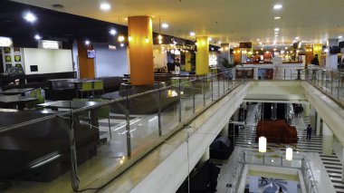Bekasi, Batı Java, Endonezya. Mayıs 16, 2019: alışveriş merkezi içinde Food coure Mall Bekasi Meydanı'nda iç. Bekasi Square alışveriş merkezi Endonezya'nın ikinci büyük alışveriş merkezidir.