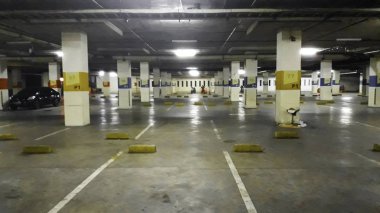 Bekasi, Batı Java, Endonezya. 16 Mayıs 2019: 21 Sinema Bekasi Meydanı'nda yeraltı garajında araç park.