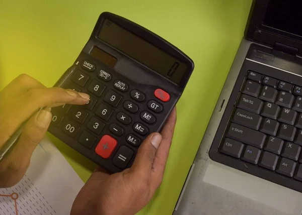 Dom Umieścić Koszyku Monety Kalkulator Biurku Oszczędności Dla Domu Kupno — Zdjęcie stockowe