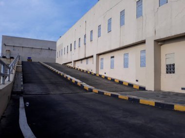 bulutlu ve yağmurlu gün batımı sırasında, güneş ışığı önünde hücresel asellüler anten. ntenna güneş ışığı önünde, bulutlu ve yağmurlu gün batımı sırasında. 